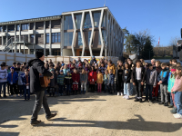 Aktuelles - «Mir baued jetzt es neus Schuelhus» singen alle im Kanon. 